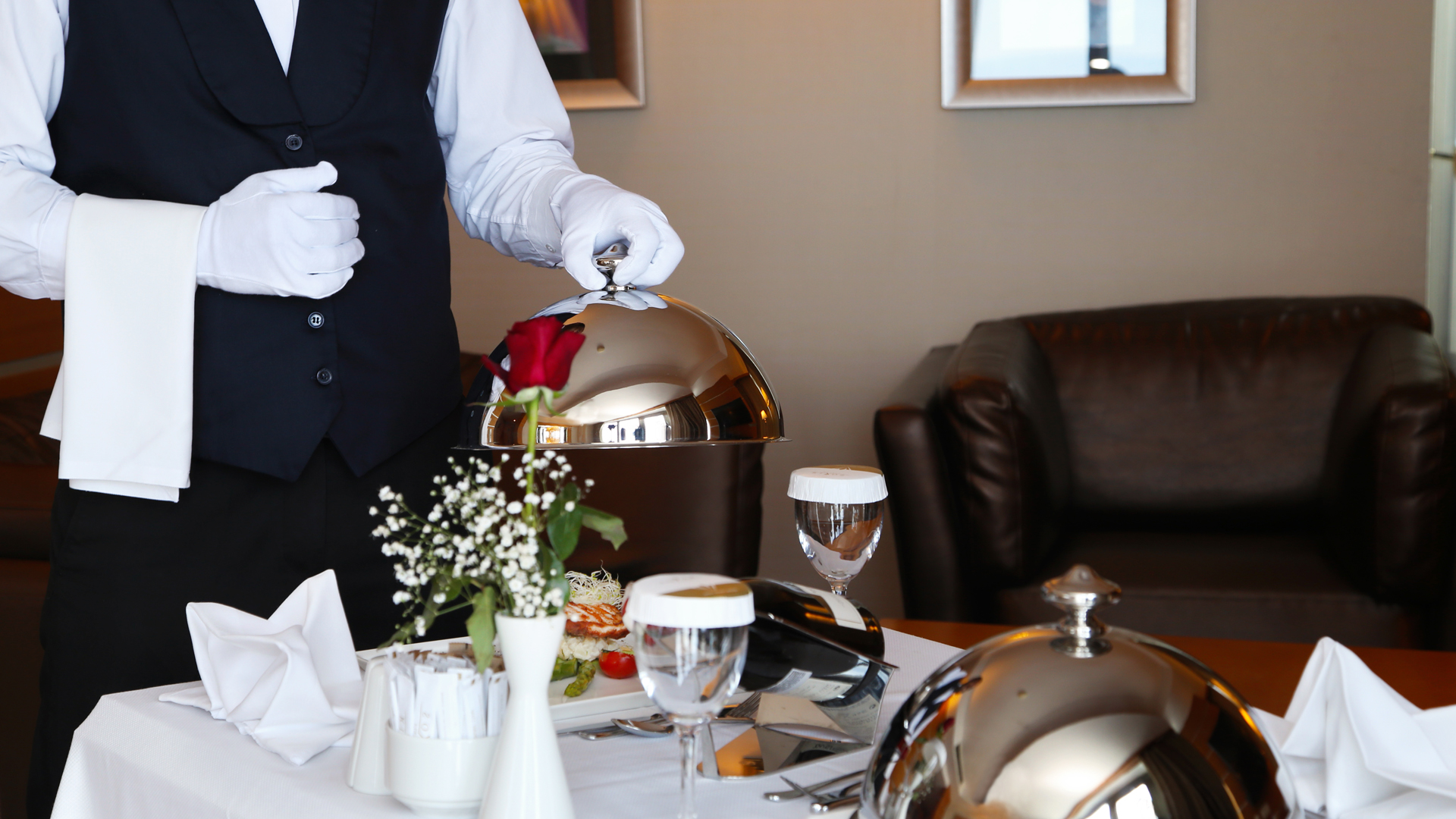 Room service 2024. Room service в гостинице. Обслуживание гостей в гостинице. Ресторанный сервис в гостинице. Рум сервис в отеле.